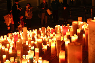 被災地に追悼のろうそく