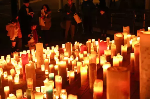 被災地に追悼のろうそく