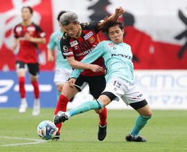 競り合う三浦　Ｊリーグ