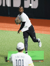 練習するモイネロ　プロ野球ＣＳ