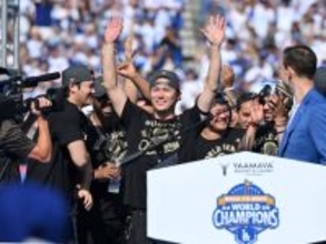 ファンの声援に応える山本　大リーグ