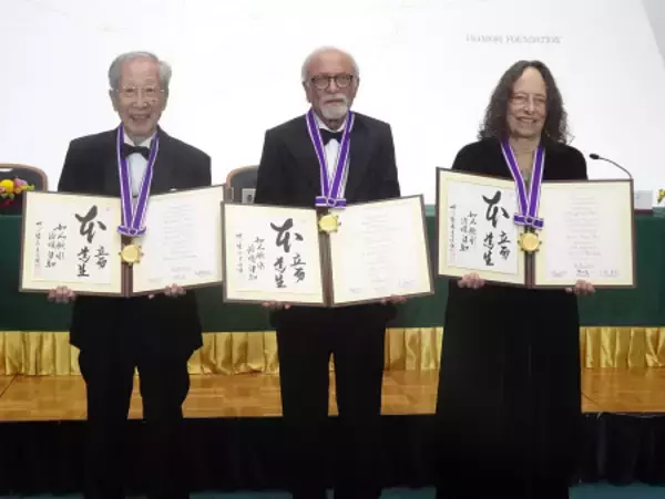 甘利氏らに京都賞メダル