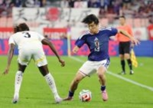 ボールをキープする中村　サッカー