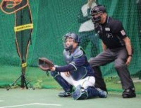 ブルペンで球を受ける中村　プロ野球