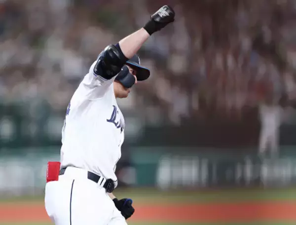 ガッツポーズする林安可　プロ野球