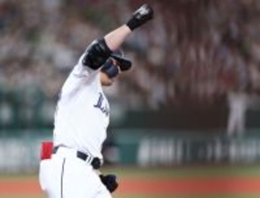 ガッツポーズする林安可　プロ野球