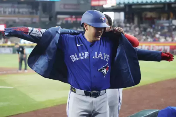 ジャケットを着せられる岡本　大リーグ