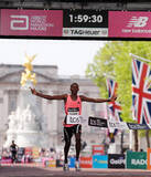 「サウェ、史上初の１時間台＝従来の男子記録を１分超更新―ロンドン・マラソン」の画像1