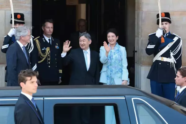 両陛下、アムステルダム王宮到着