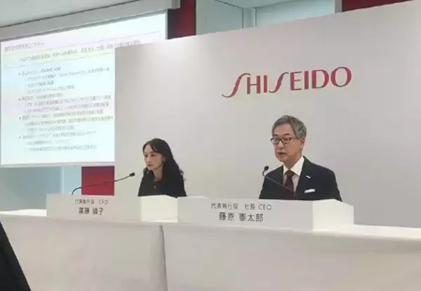 記者会見する藤原資生堂社長