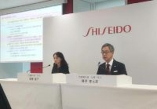 記者会見する藤原資生堂社長