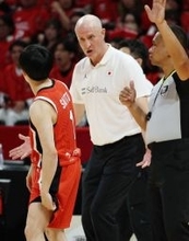 言葉を交わすホーバス監督