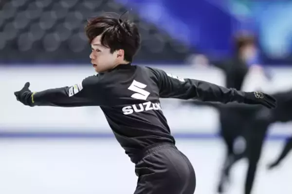 調整する鍵山　フィギュア