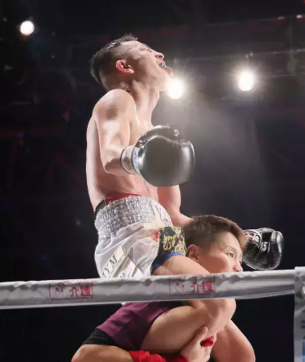 喜ぶ矢吹　ボクシング世界戦