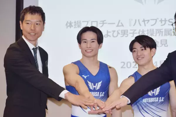 撮影に応じる萱ら