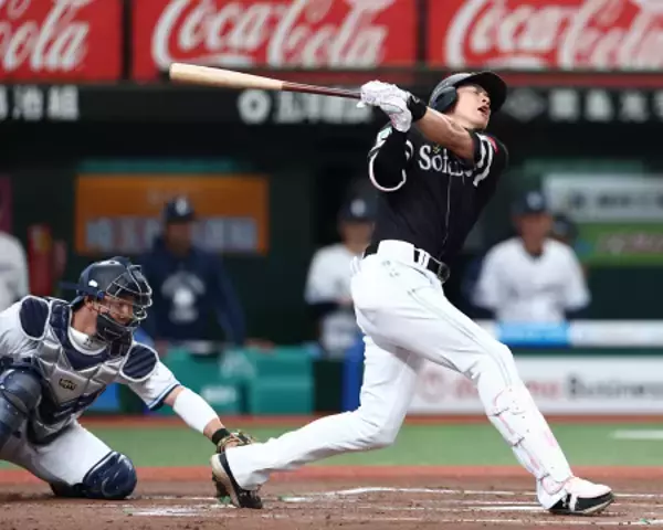 空振り三振に倒れた柳田　プロ野球