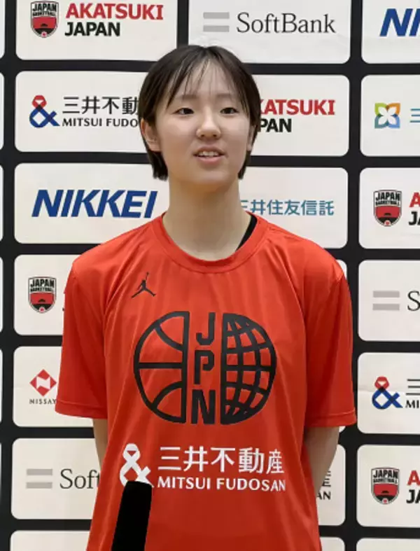取材に応じる田中