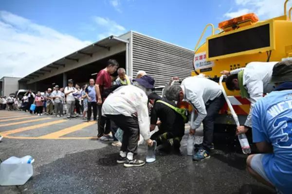 「続く断水、給水車に列＝停電も、厳しい避難生活―熊本地震被災地」の画像