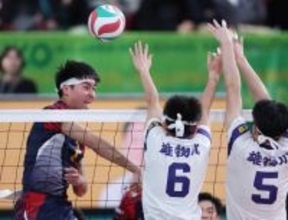 スパイクを放つ斎藤　高校バレー