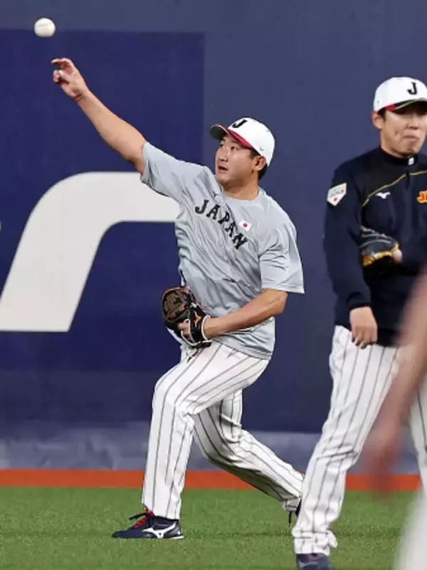 キャッチボールする菅野　野球