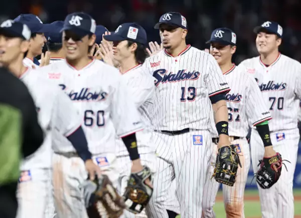 「プロ野球・ヤクルト８―３広島」の画像