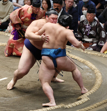 霧島、熱海富士に土＝大の里は３連勝―大相撲秋場所３日目