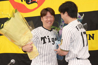 笑顔の西勇輝　プロ野球