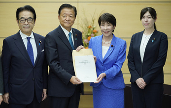 提言書を受け取る高市首相