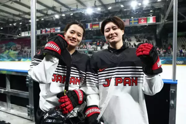 撮影に応じる志賀姉妹　五輪