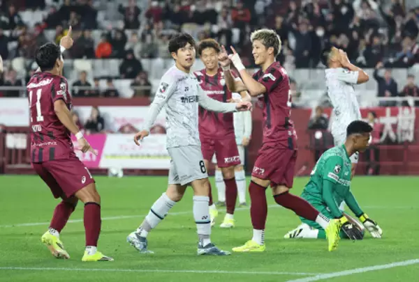 喜ぶ小松　Ｊリーグ