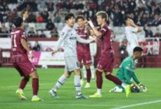 喜ぶ小松　Ｊリーグ