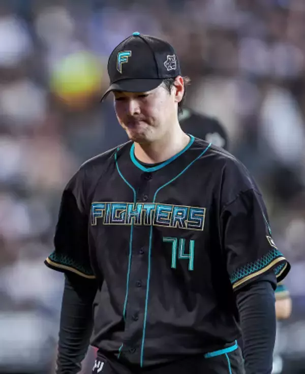ベンチに戻る有原　プロ野球