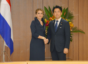 日オランダ防衛相が会談