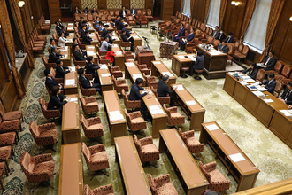与党、定数削減法案の審議入り強行