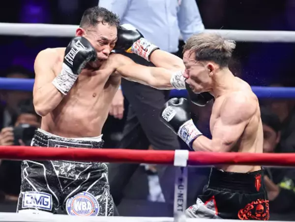 打ち合うドネアと堤　ボクシング世界戦