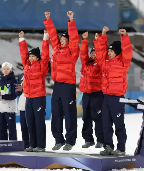 喜ぶ小林陵ら日本チーム　五輪