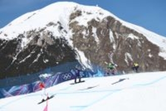 滑走する吉田ら　五輪