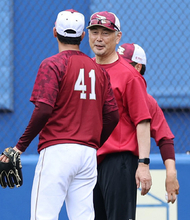選手と話す吉井監督　プロ野球