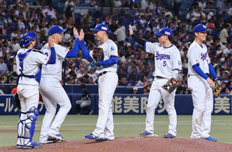 喜ぶ中日ナイン　プロ野球