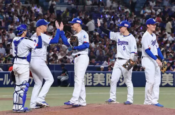 喜ぶ中日ナイン　プロ野球