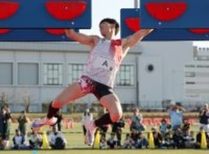 障害物レースに臨む佐藤