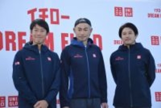 撮影に応じるイチローさんら