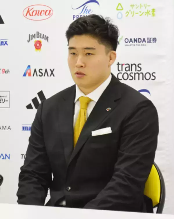 取材に応じる下川