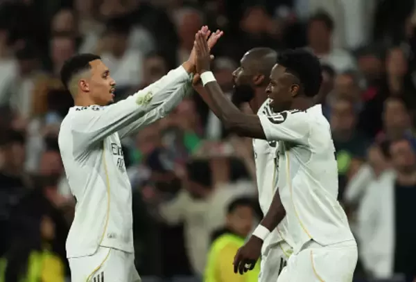 喜ぶビニシウスら　サッカー