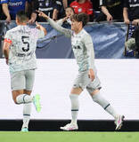 「喜ぶ藤本　Ｊリーグ」の画像1