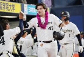 迎えられるシーモア　プロ野球