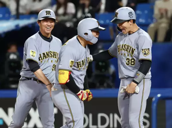 祝福される嶋村　プロ野球
