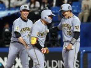 祝福される嶋村　プロ野球