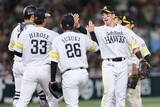 「喜ぶ栗原ら　プロ野球」の画像1