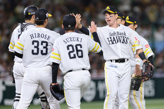 喜ぶ栗原ら　プロ野球